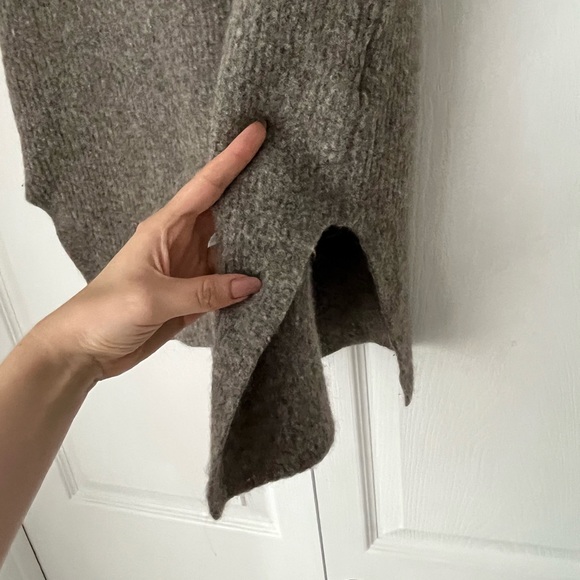 Aritzia Community - Wool Blend Turtleneck Sweater Vest in Taupe / Gray - Picture 3 of 7